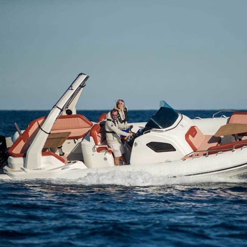 Bild av Zodiac Medline 6.8-båt på vattnet med en snygg och hållbar design, som erbjuder en bekväm och stabil åktur även i de tuffaste förhållandena, och är registrerad för flera passagerare.